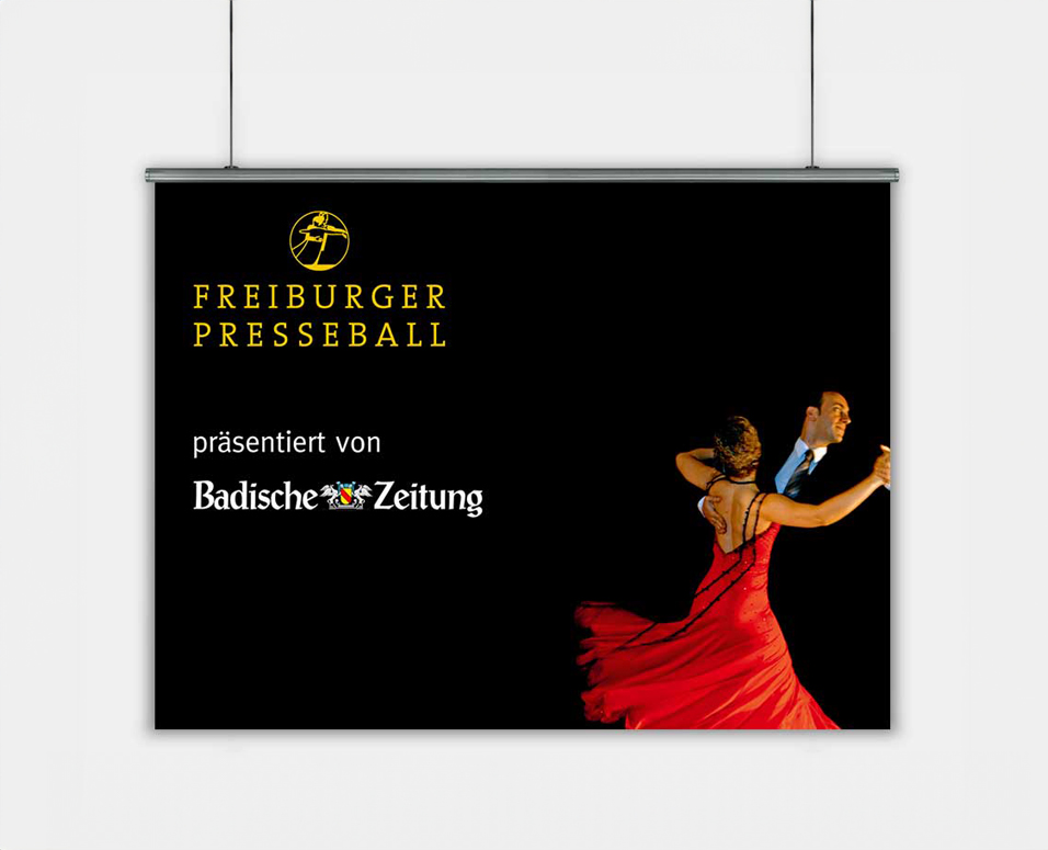 Freiburger Presseball-Präsentation auf einer Präsentationsfläche, die an Drähten hängt vor grauem Hintergrund