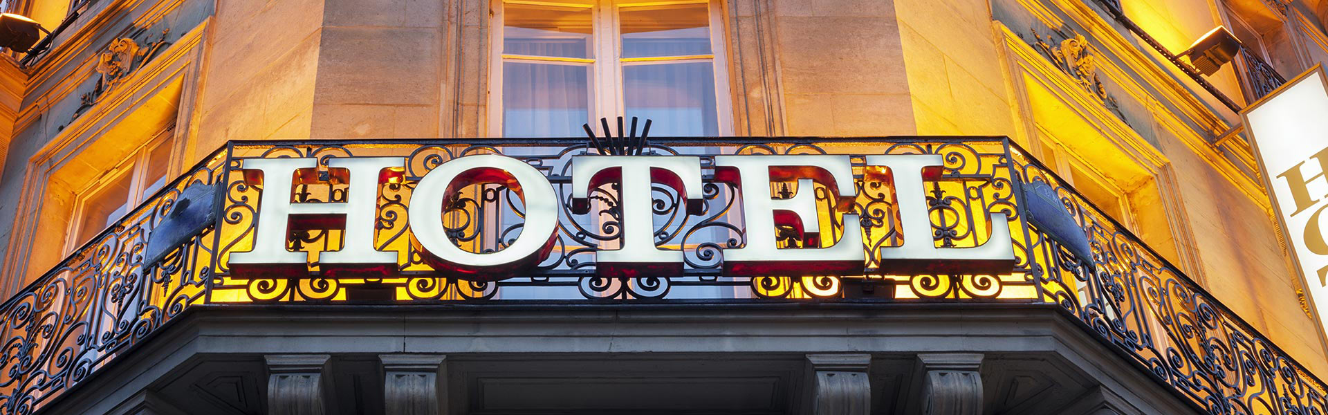 Mit Spiralen verziertes Metallgitter eines Hotelbalkons aus der Froschperspektive