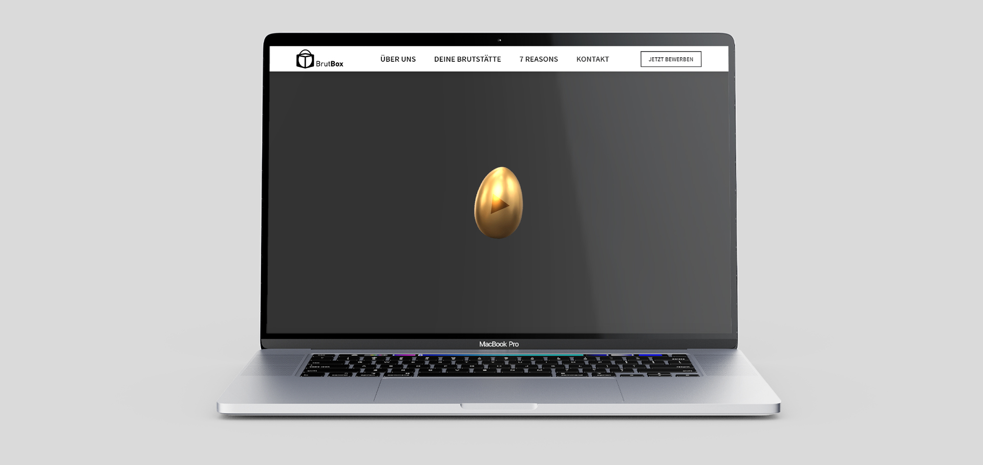 Ansicht der Webseite von Brutbox auf einem Notebook vor grauem Hintergrund