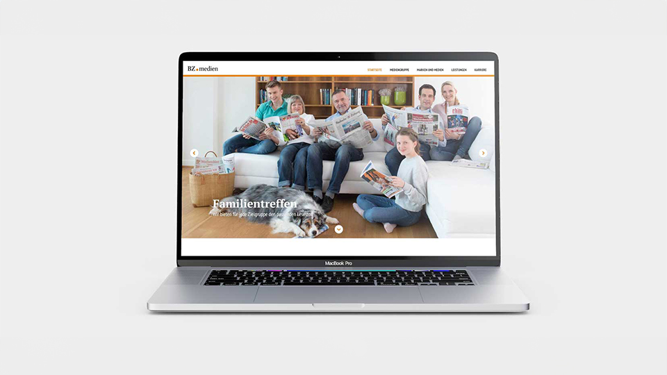Ansicht der Webseite der BZ.medien auf einem Notebook vor grauem Hintergrund