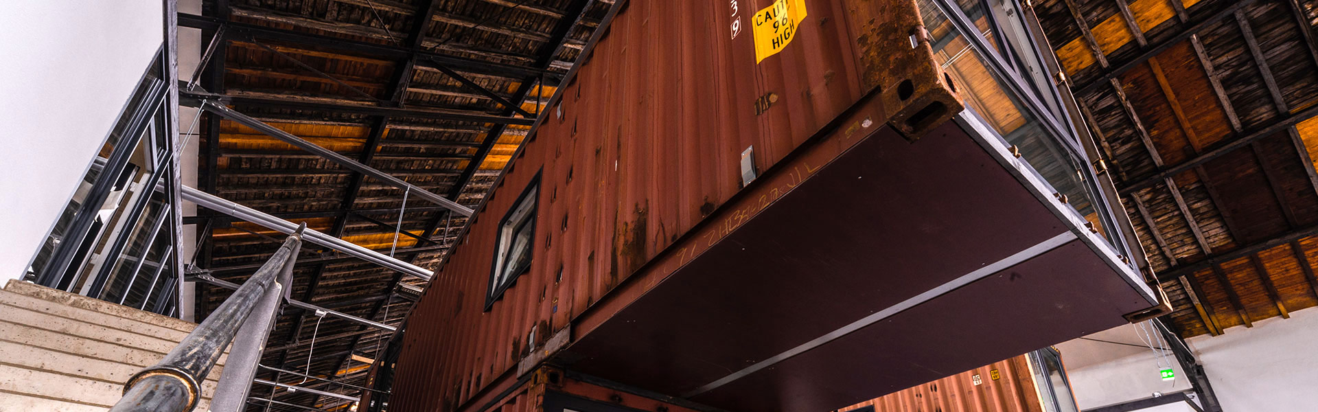 Aufnahme eines Hafencontainers aus der Froschperspektive