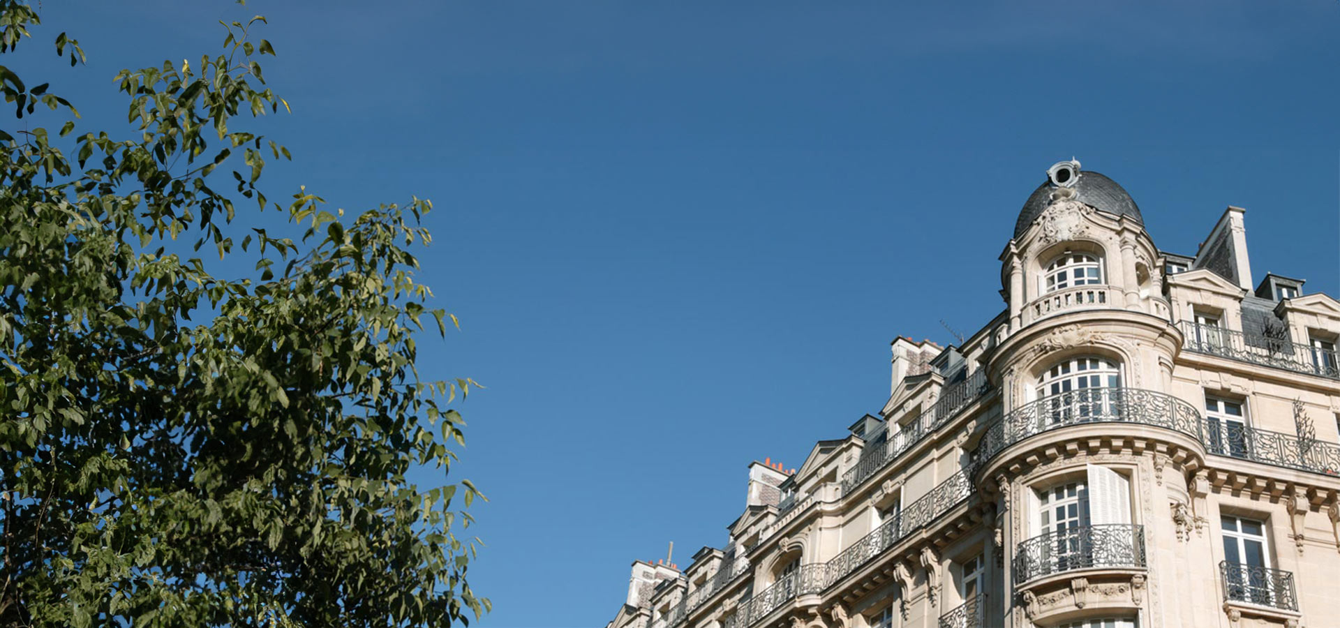 Historisches Gebäude mit kunstvollen architektonischen Details und Balkone mit schmiedeeisernen Geländern