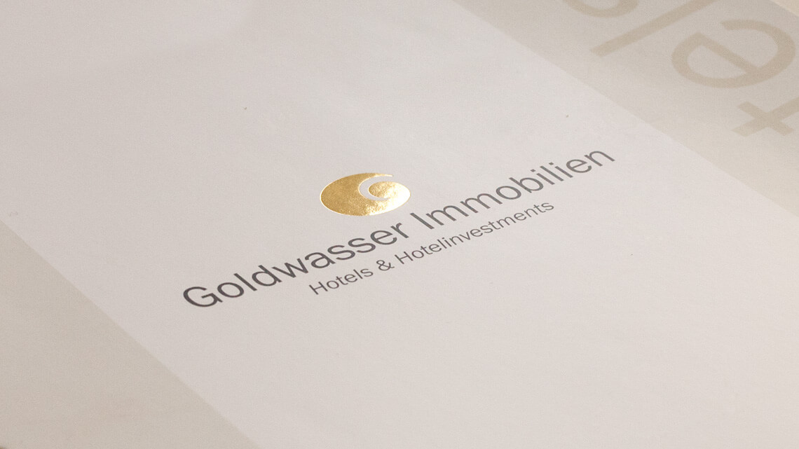 Logo Goldwasser Immobilien neu veredelt auf einem Prin-Produkt