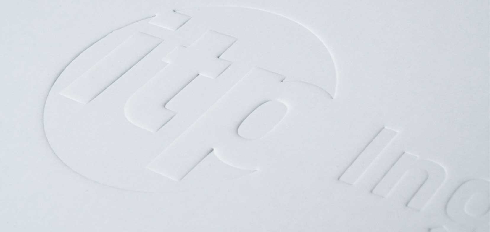 Nahaufnahme Logo itp als Stanzung auf weißem Papier
