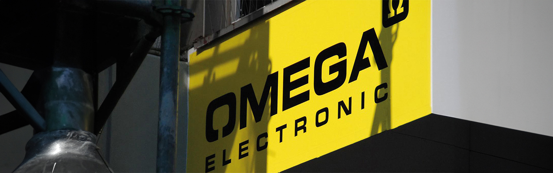 Ansicht der Außenwerbung von Omega Electronics am POS