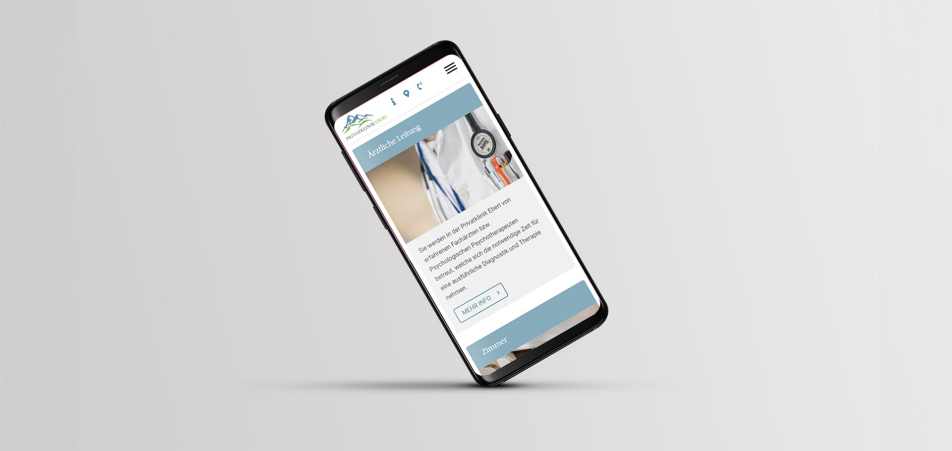 Ansicht der Webseite der Privatklinik Eberl auf einem Smartphone vor grauem Hintergrund