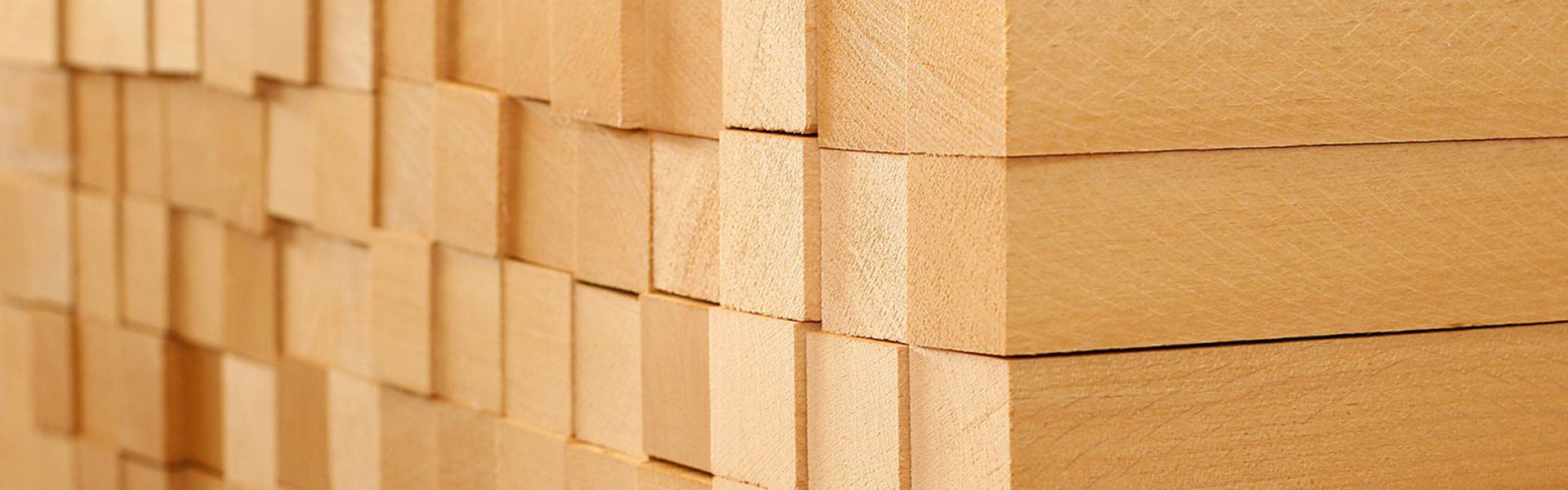 Ein Stapel Holzbalken aus hellem Holz