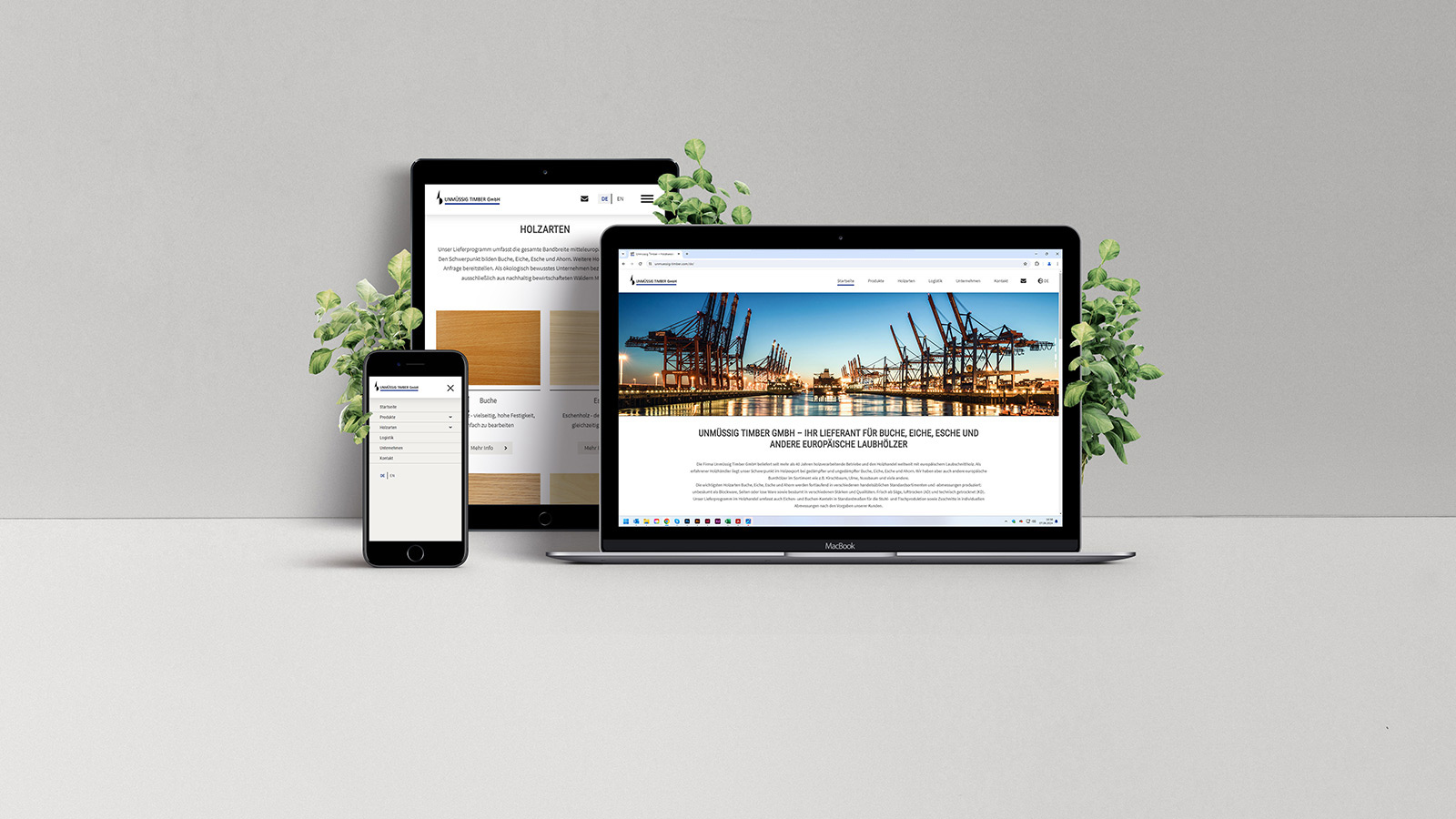 Ansicht der Webseite von Unmüssig Timber auf Notebook, Pad und Smartphone zusammen mit Pflanzen vor grauem Hintergrund