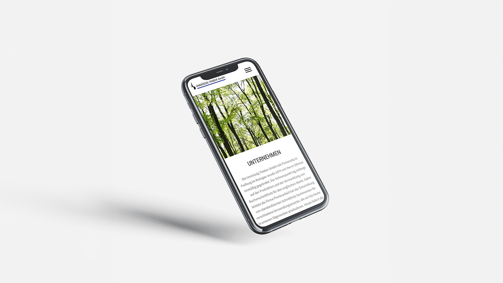 Ansicht der Webseite von Unmüssig Timber auf einem Smartphone vor weißem Hintergrund