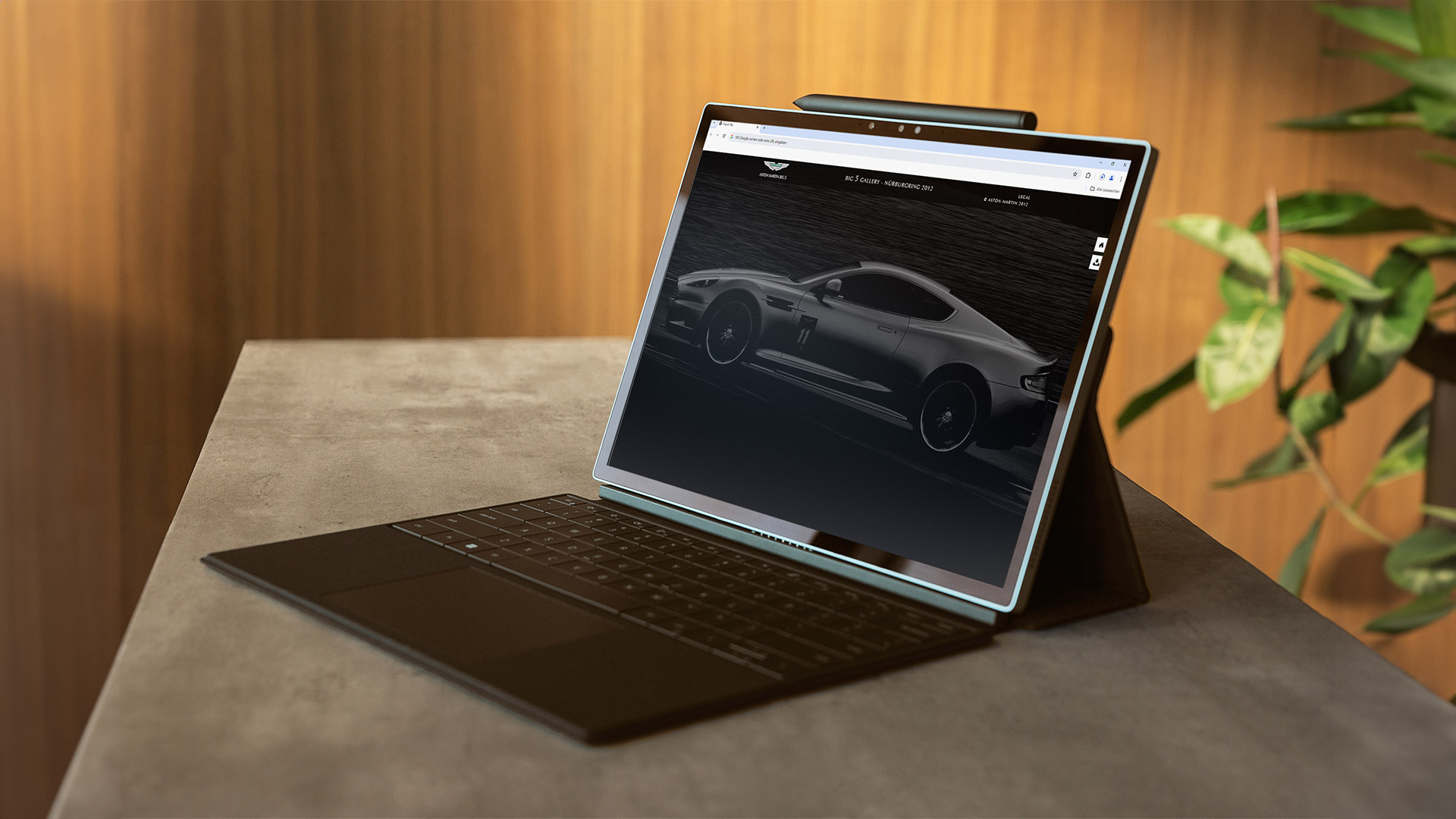 Ansicht der Website der Aston Martin Big 5 auf einem Notebook in einem modern eingerichteten Zimmer