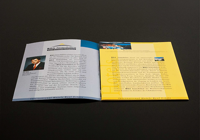 Ansicht des Flyers von BILL ImmoConsult auf einem dunkeln Tisch