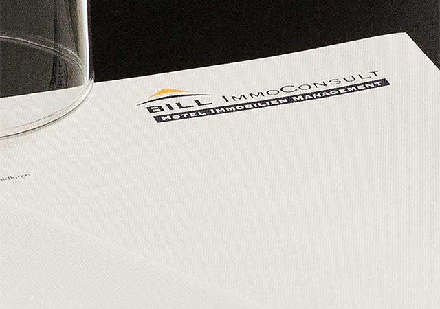 Logo BILL ImmoConsult neu auf einem offenporigen Printprodukt