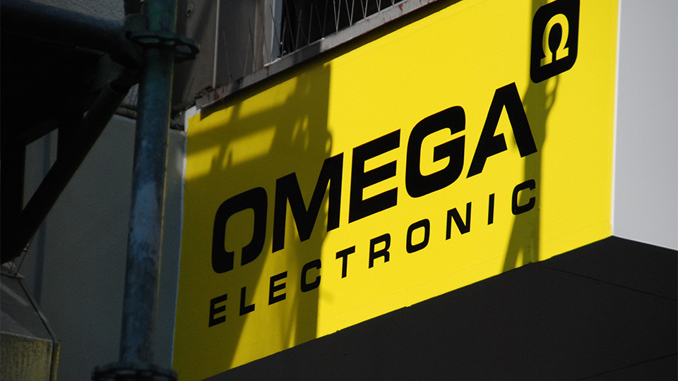 Ansicht der Außenwerbung von Omega Electronics am POS