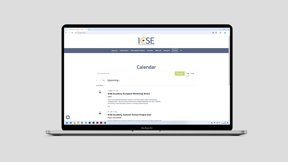 Ansicht der Webseite von ICSE auf einem Notebook vor grauem Hintergrund