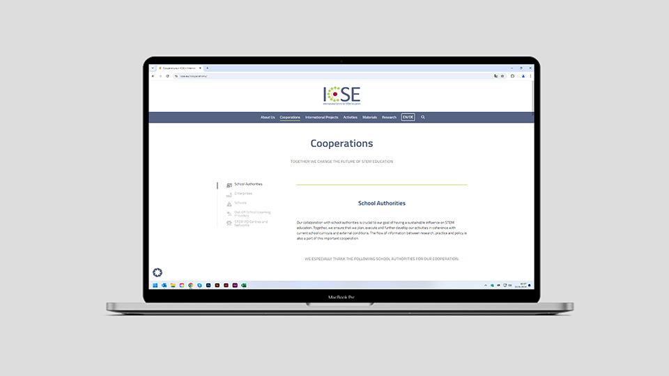 Ansicht der Webseite von ICSE auf einem Notebook vor grauem Hintergrund