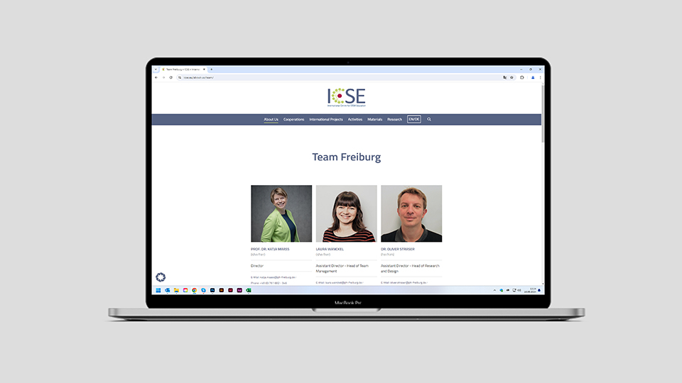 Ansicht der Webseite von ICSE auf einem Notebook vor grauem Hintergrund