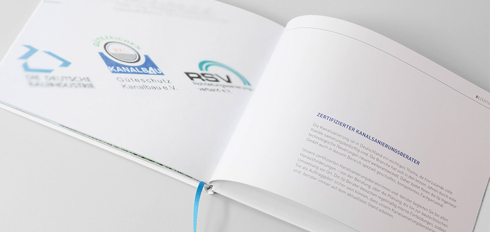 Ansicht einer Doppel-Innenseiten eines aufgeschlagenen Hardcover-Buchs von itp auf grauem Untergrund