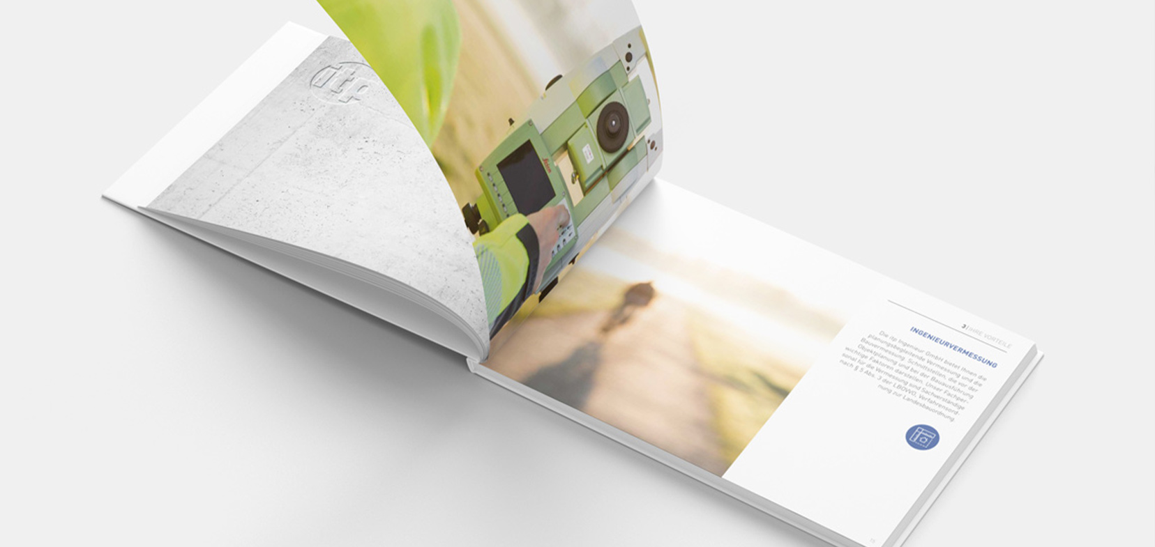 Ansicht mehrerer Doppel-Innenseiten eines aufgeschlagenen Hardcover-Buchs von itp auf grauem Untergrund