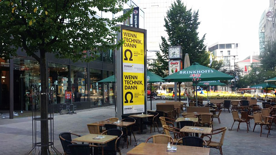 Ansicht Citylight von Omega Electronics am Außenbereichs eines Restaurants in der Innenstadt