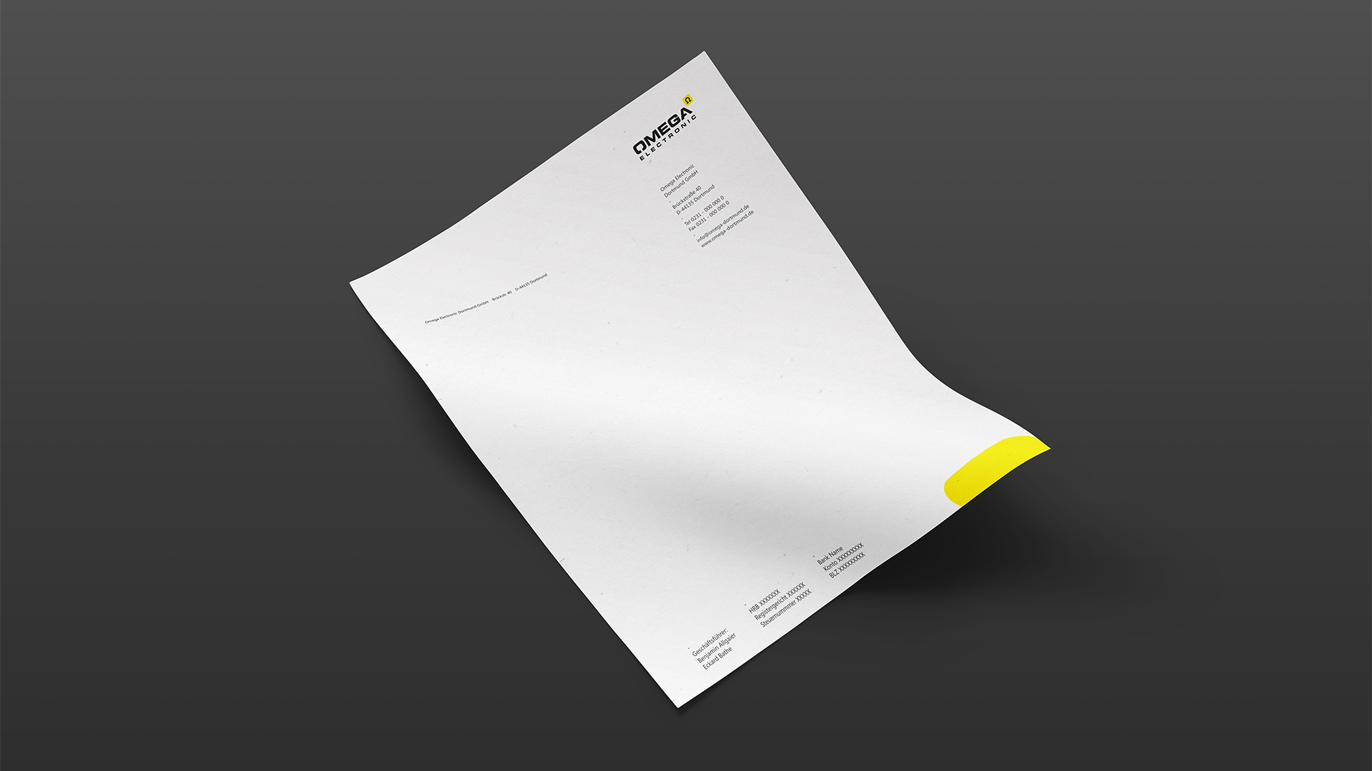 Ansicht des Briefpapiers von Omega Electronics auf einem dunkelgrauen Tisch