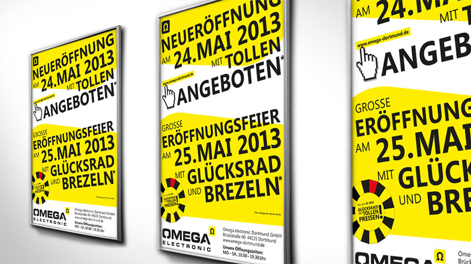 Ansicht dreier Poster von Omega Electronics an einer weißen Wand