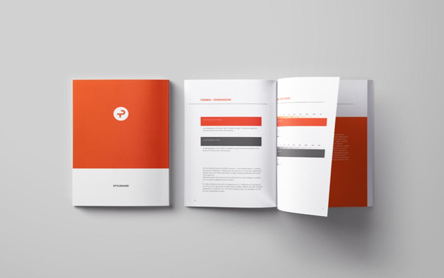 Ansicht der Rückseite und einer aufgeschlagenen Innen-Doppelseite des gedruckten Styleguides in Hochformat