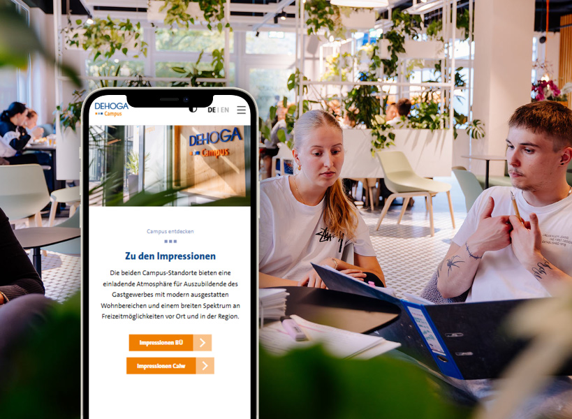 Mobilansicht der Webseite von DEHOGA Campus vor einer Gruppe Jugendlicher, die lernen