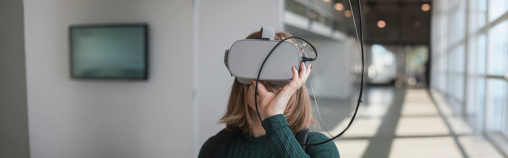 Abbildung einer jungen Frau, die eine Virtual-Reality-Brille trägt.